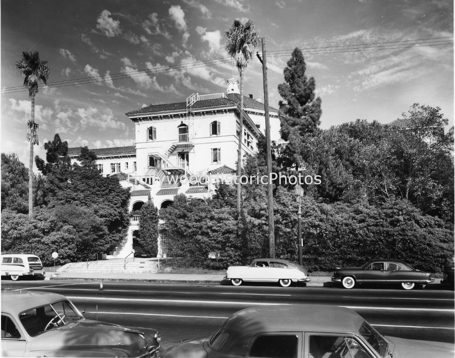 Hwood Pres Hospital 1952 Vermont  Fountain WM.jpg
